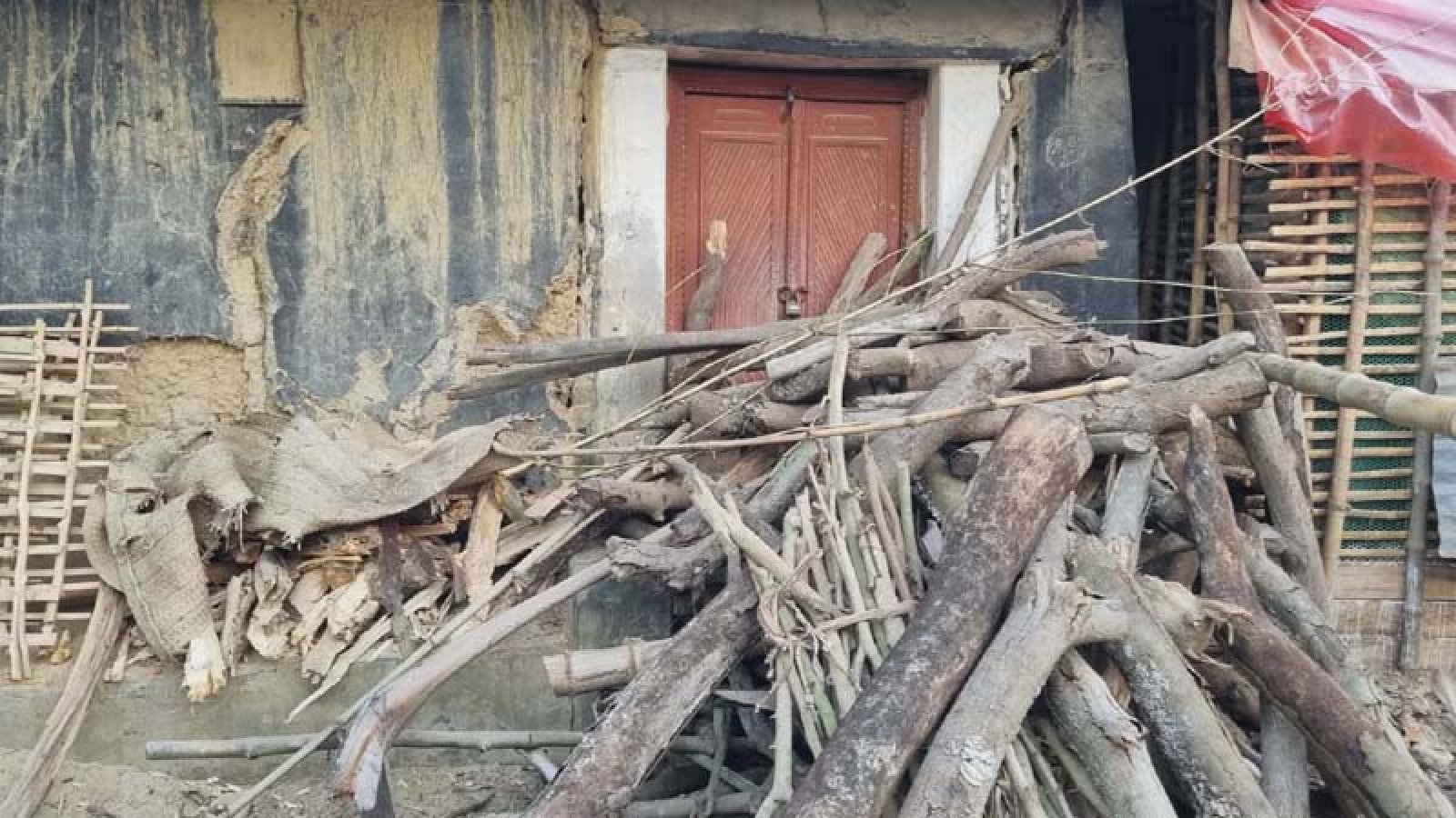 সাপাহারে প্রবাসীর বসতভিটা জবরদখলের অভিযোগ