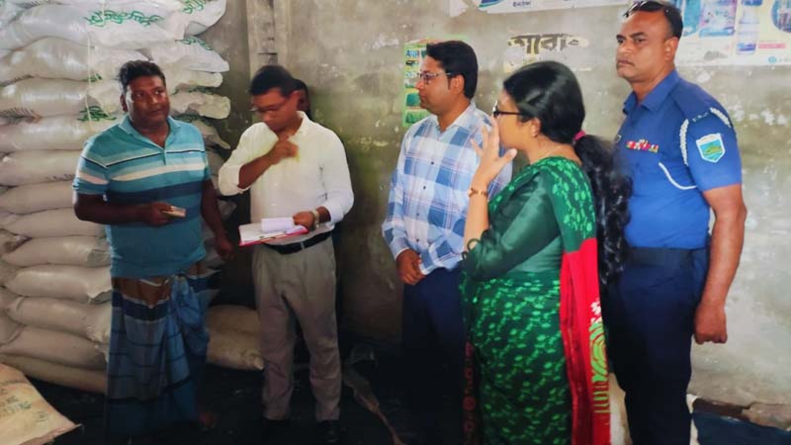 সিংড়ায় সার নিয়ে অনিয়মে পাঁচ ব্যবসায়ীকে অর্থদণ্ড, জব্দ ২৬১ বস্তা