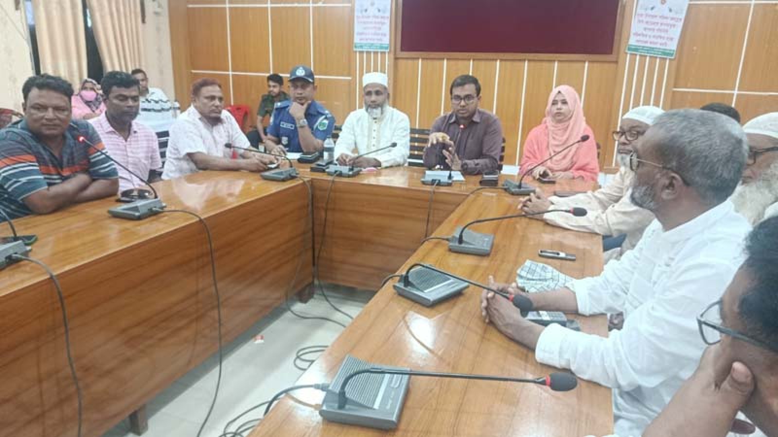 গোমস্তাপুরে আমচাষী, ব্যবসায়ী ও আড়ৎদার সমিতির মতবিনিময় সভা