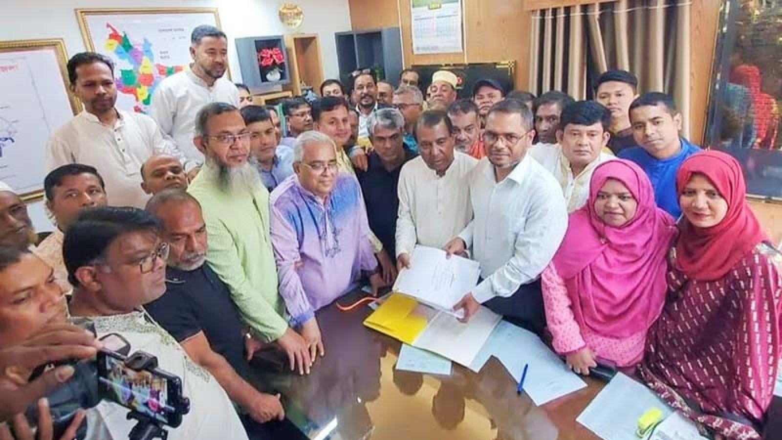 বগুড়া-৬ আসনের উপনির্বাচন : ‎বিএনপি ও জামায়াত প্রার্থীর মনোনয়নপত্র দাখিল