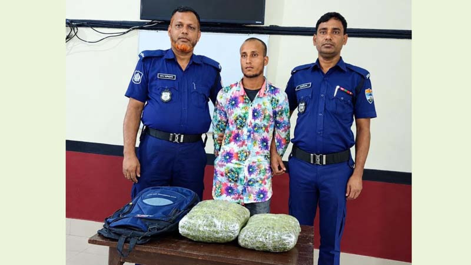পার্বতীপুর রেলওয়ে স্টেশনে ৫ কেজি গাঁজাসহ যুবক গ্রেপ্তার