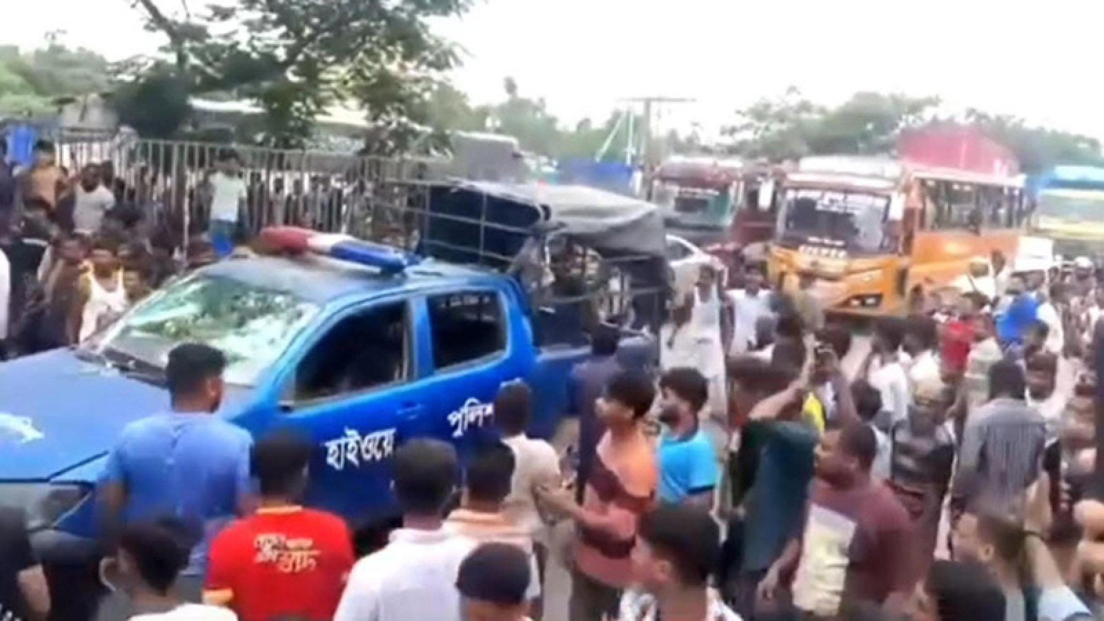 কুমিল্লায় পুলিশ-জনতা সংঘর্ষ, গাড়ি ভাঙচুর