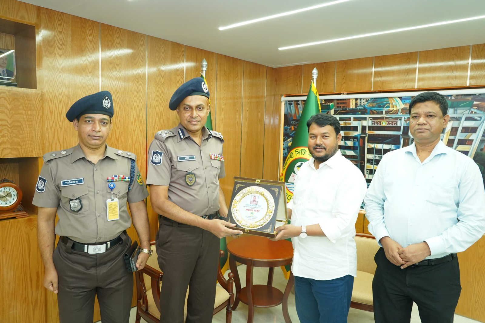 আরএমপি কমিশনার ও রাসিক প্রশাসকের শুভেচ্ছা ও সম্মাননা স্মারক বিনিময়