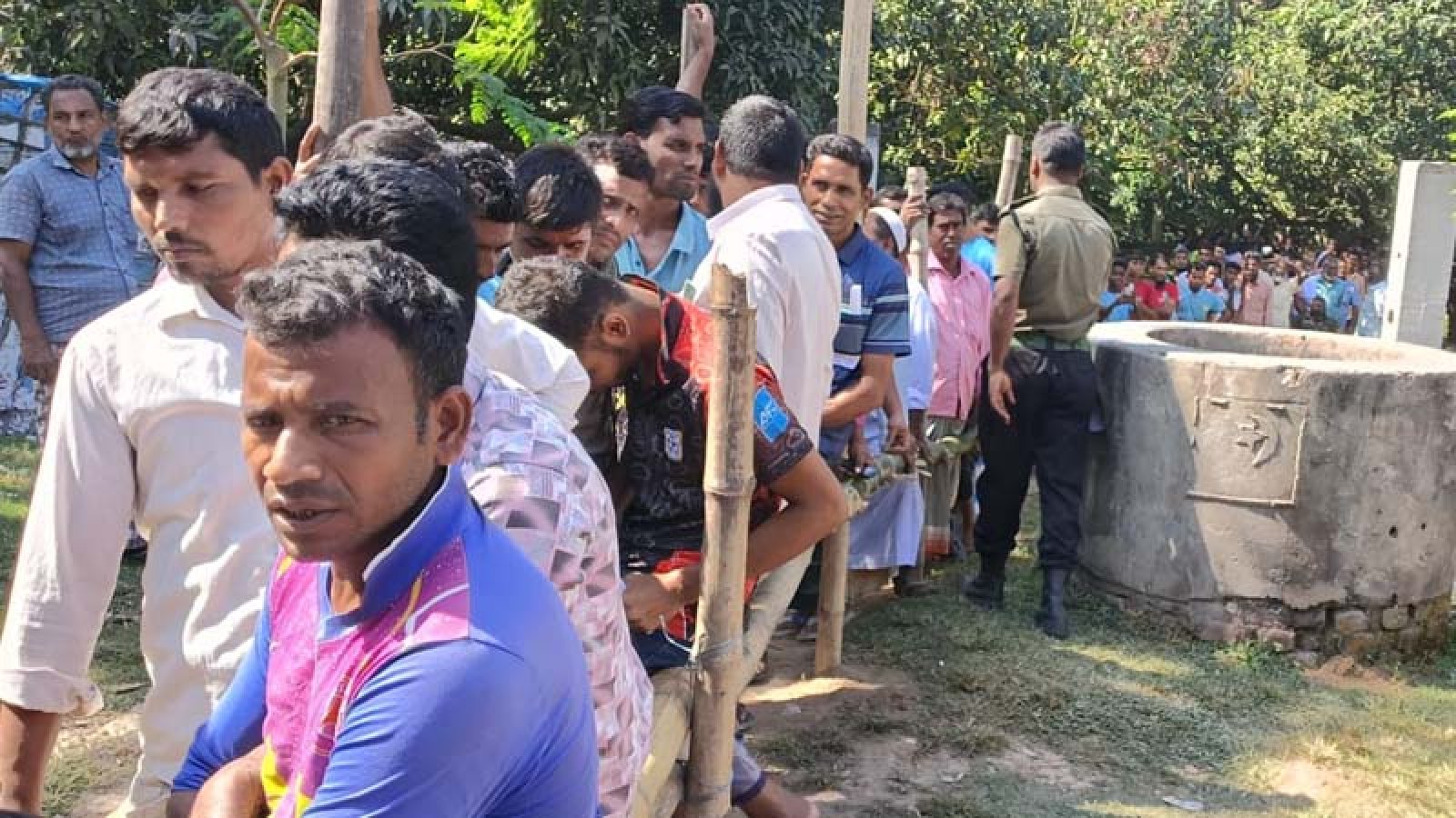 শিবগঞ্জে রাতভর দাঁড়িয়েও সার পাননি কৃষক!