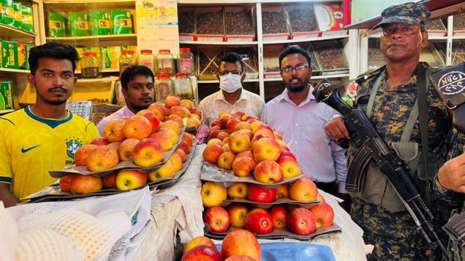 সিরাজগঞ্জে গ্যাস সিলিন্ডার ও ফলের আড়তে অভিযান, জরিমানা ৩ হাজার টাকা