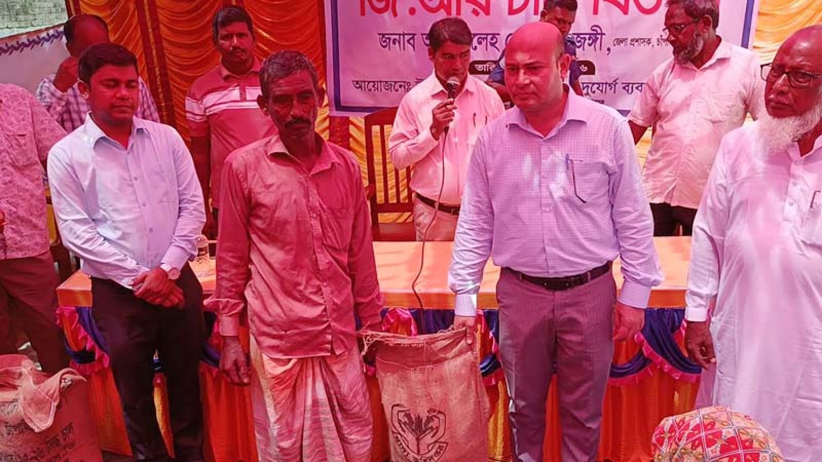শিবগঞ্জে নদীভাঙনে ক্ষতিগ্রস্ত পরিবারের মাঝে চাল বিতরণ