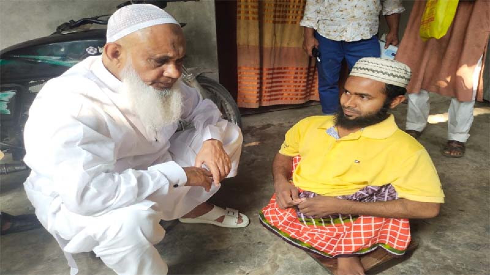 দুই পা বিকল, দুই চোখ অন্ধ, সেই ইউনুস আলীর পাশে নাটোরের সাবেক মেয়র
