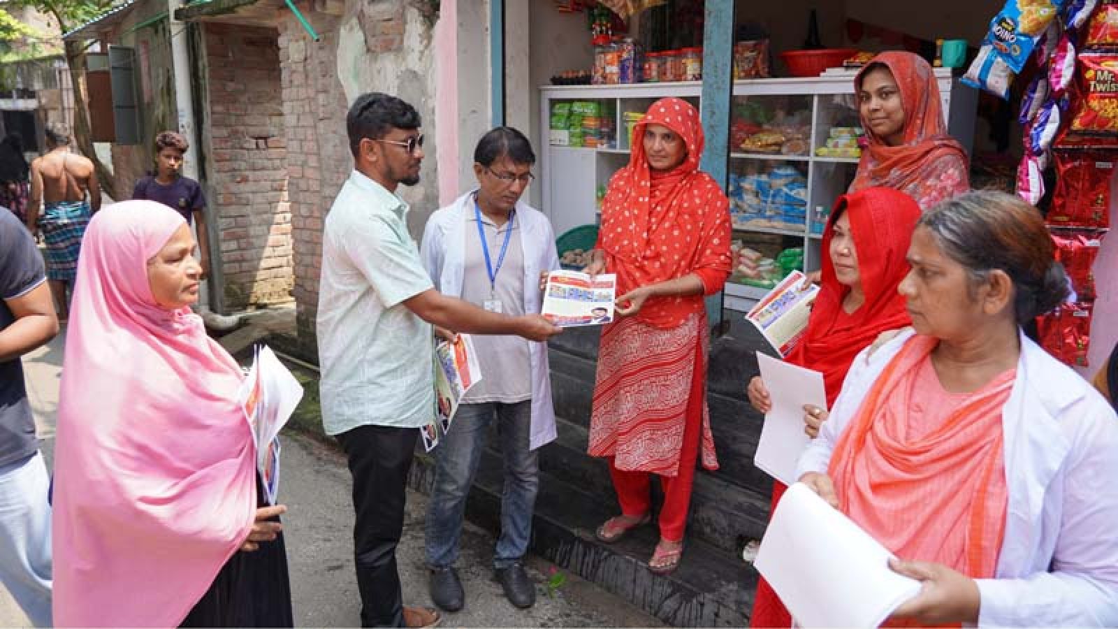 ডেঙ্গু প্রতিরোধেওয়ার্ডে জনসচেতনতামূলক লিফলেট বিতরণ