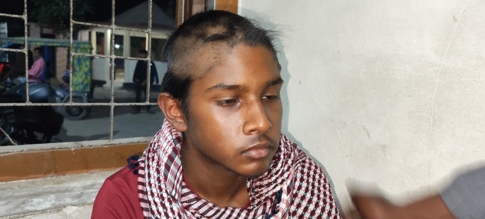 বগুড়ার কিশোরকে বিবস্ত্র করে নির্যাতন, মাথার চুল কেটে দেয়ার অভিযোগ