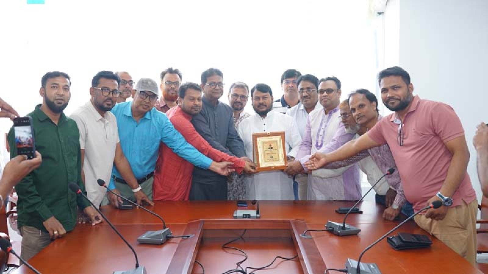 রাসিক প্রশাসকের সাথে নওগাঁ জেলা কল্যাণ সমিতির নেতৃবৃন্দের সৌজন্য সাক্ষাৎ