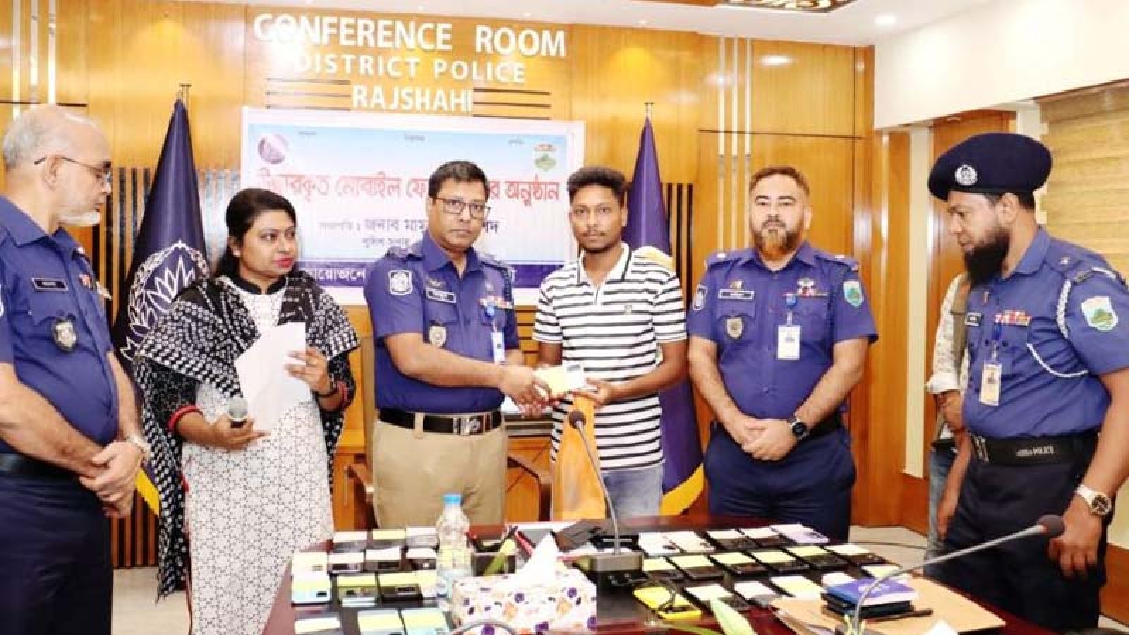 রাজশাহীতে হারানো ৫৬ মোবাইল ফোন প্রকৃত মালিকদের কাছে হস্তান্তর
