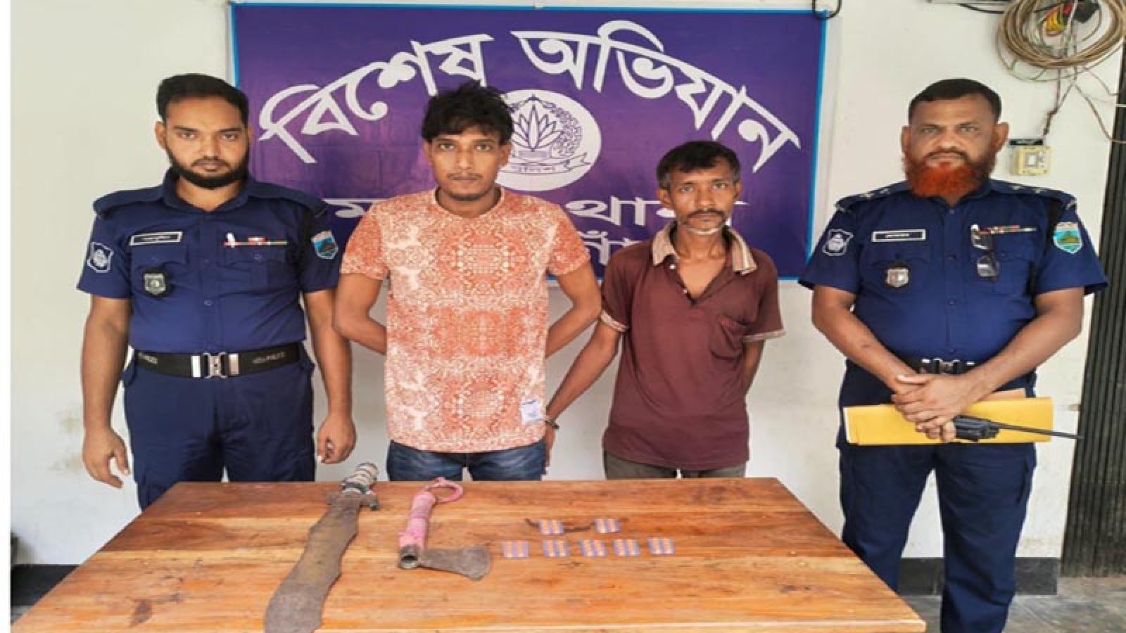 মান্দায় টাপেন্ডাডল ও দেশীয় অস্ত্রসহ দুই ব্যক্তি গ্রেপ্তার