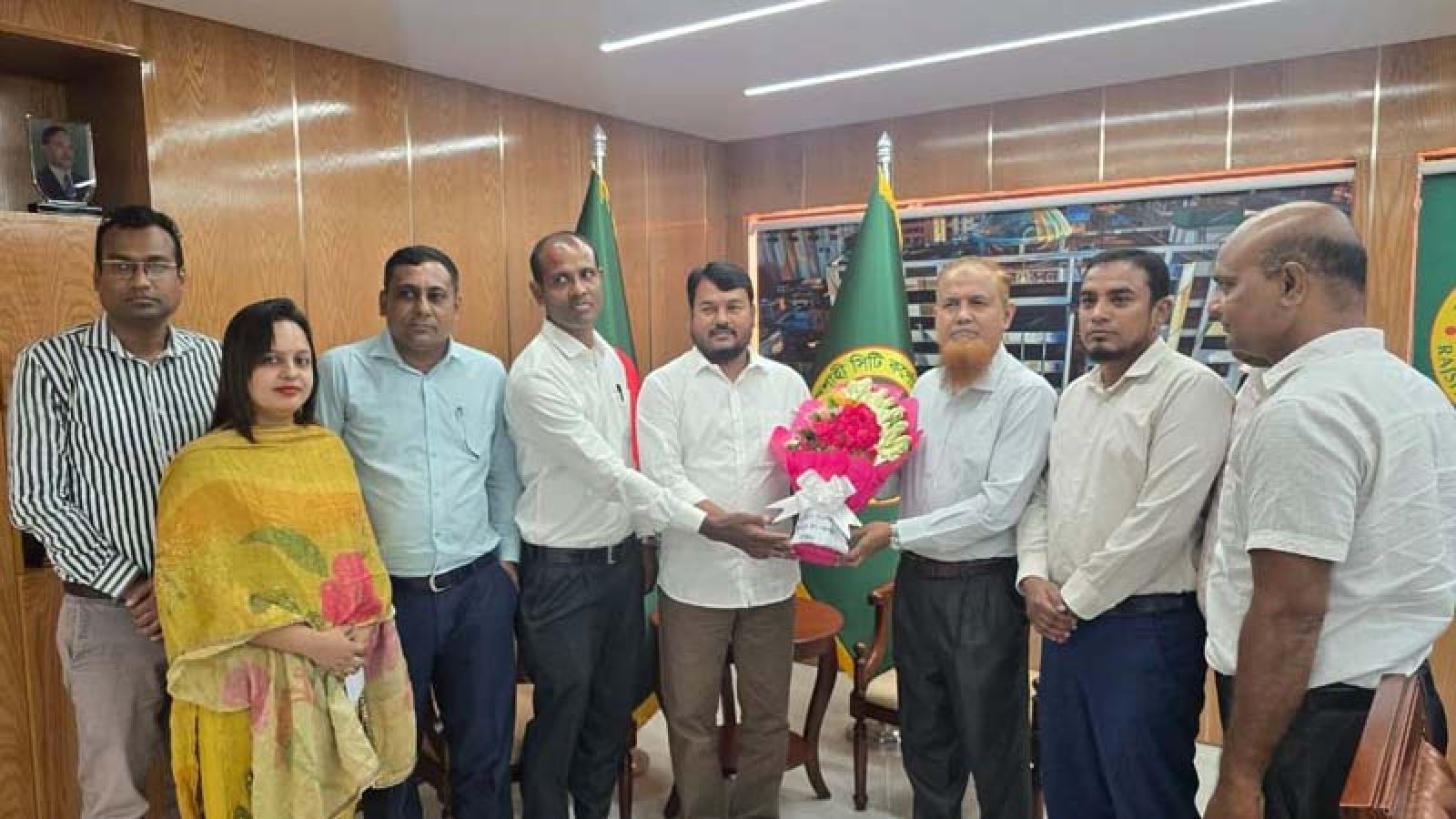 রাসিক প্রশাসকের সাথে জনতা ব্যাংক বিভাগীয় কার্যালয়ের জেনারেল ম্যানেজার সৌজন্য সাক্ষাৎ