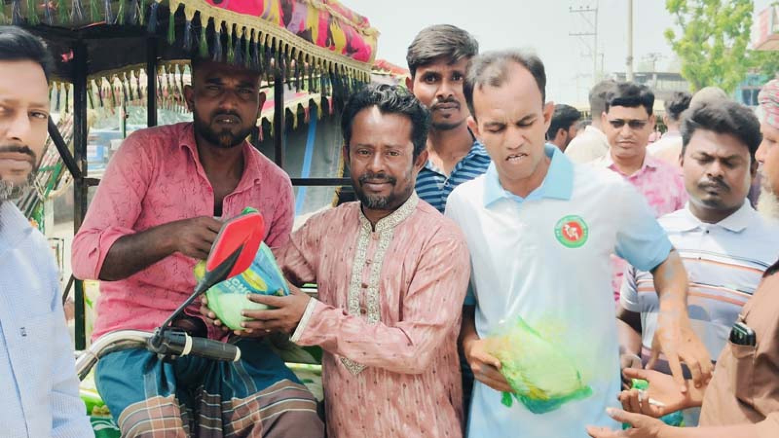 ব্যানার-ফেস্টুনের টাকা বাঁচিয়ে শ্রমজীবীদের ইদ উপহার