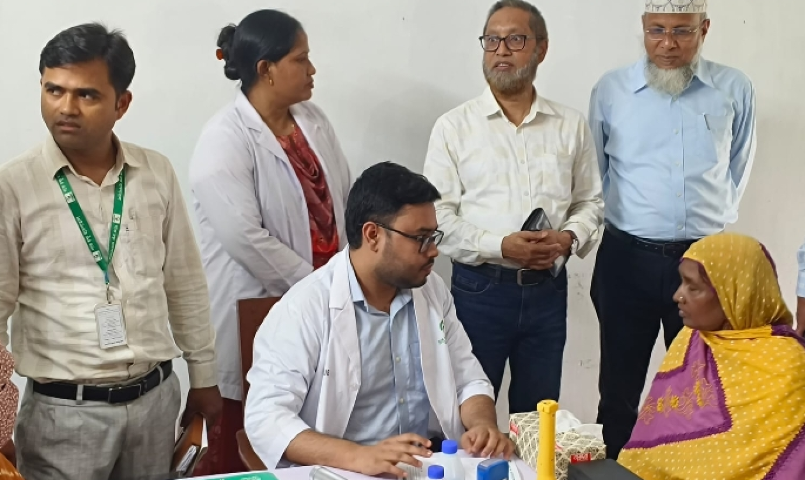 চাঁপাইনবাবগঞ্জে বিনামূল্যে চক্ষু চিকিৎসা ক্যাম্পে শতাধিক রোগীর সেবা