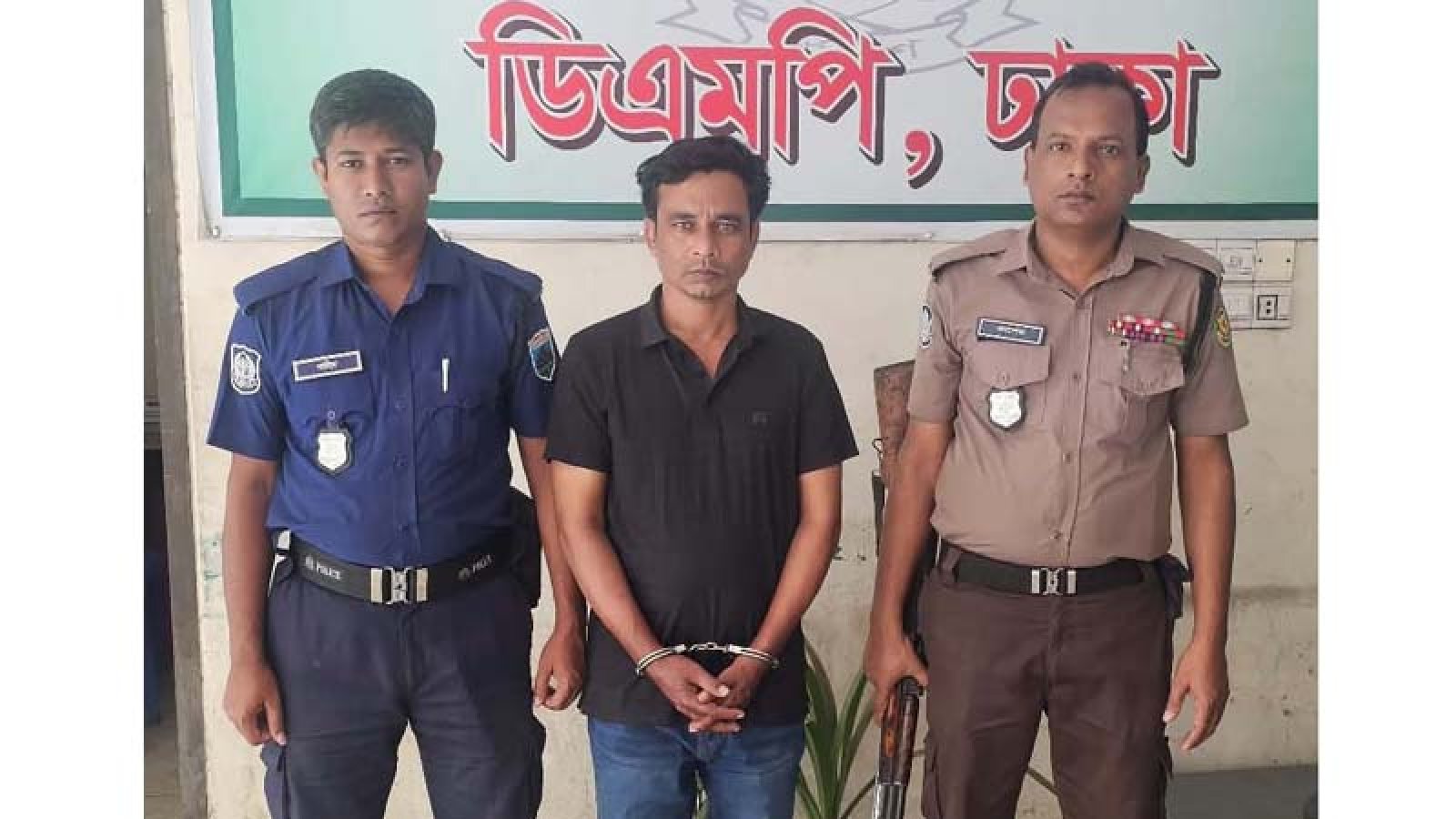 গোমস্তাপুরে ১৯ মামলার পলাতক আসামি আটক