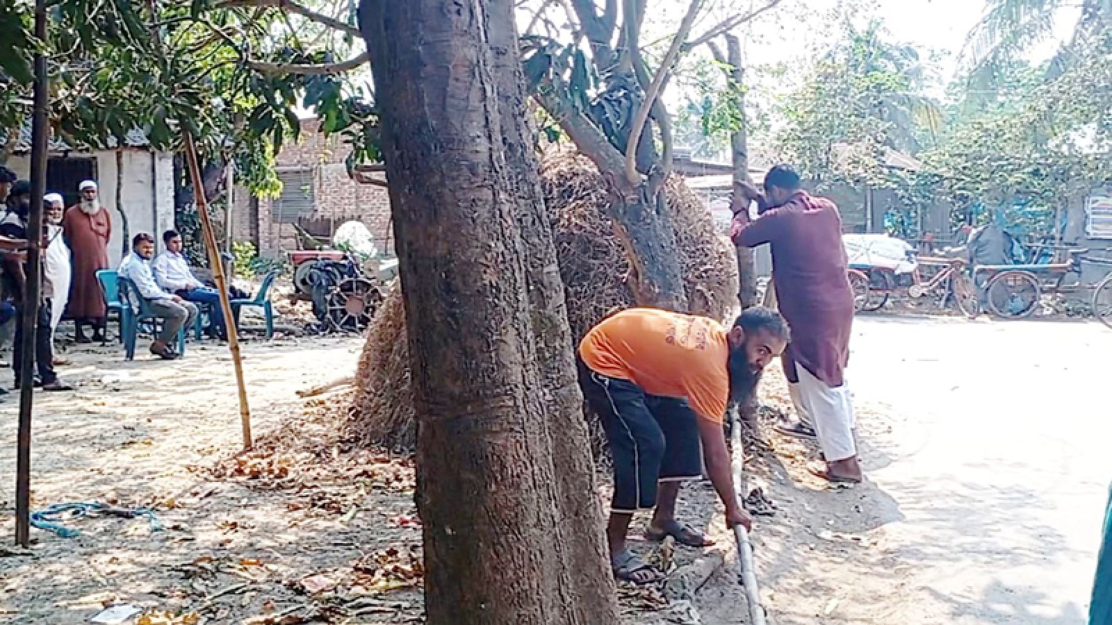গুরুদাসপুরে সড়কের প্রায় ৪ শতক জায়গা দখলমুক্ত করল প্রশাসন