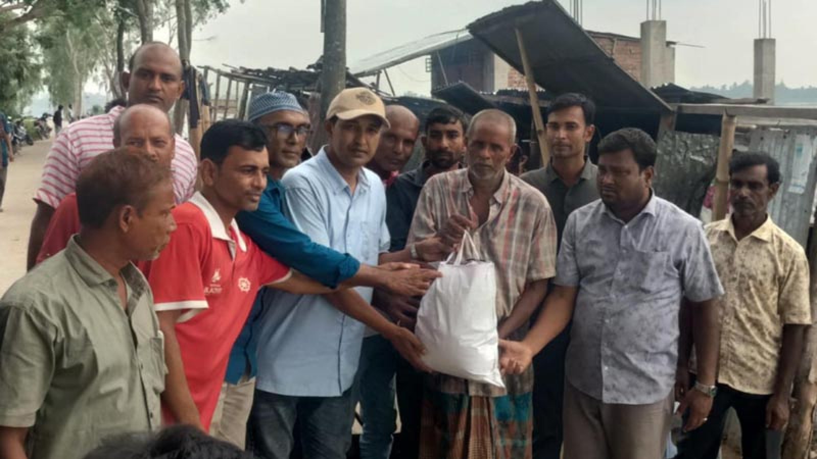 মান্দায় জলাবদ্ধতায় ক্ষতিগ্রস্ত মানুষের মাঝে যুবদলের খাবার বিতরণ