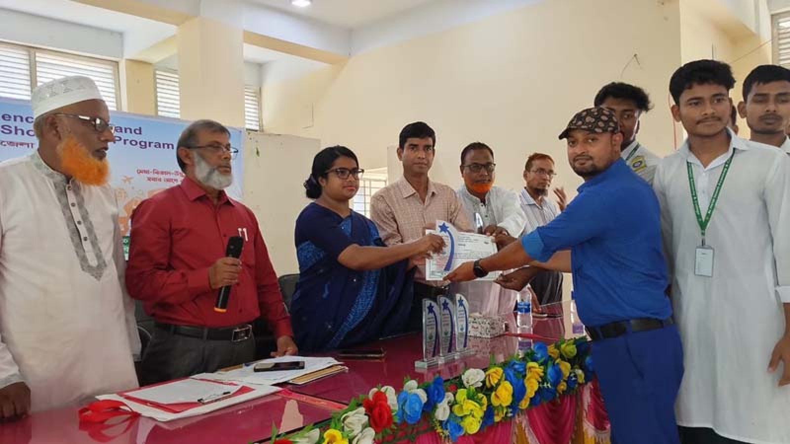 সাপাহারে বিজ্ঞান ও উদ্ভাবনী ভাবনা বিষয়ক প্রদর্শনী মেলা অনুষ্ঠিত