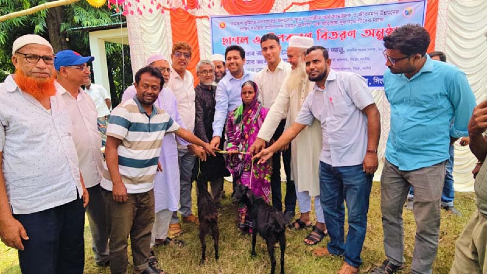 সিংড়ায় ক্ষুদ্র নৃ-গোষ্ঠী পরিবারের মাঝে ছাগল বিতরণ