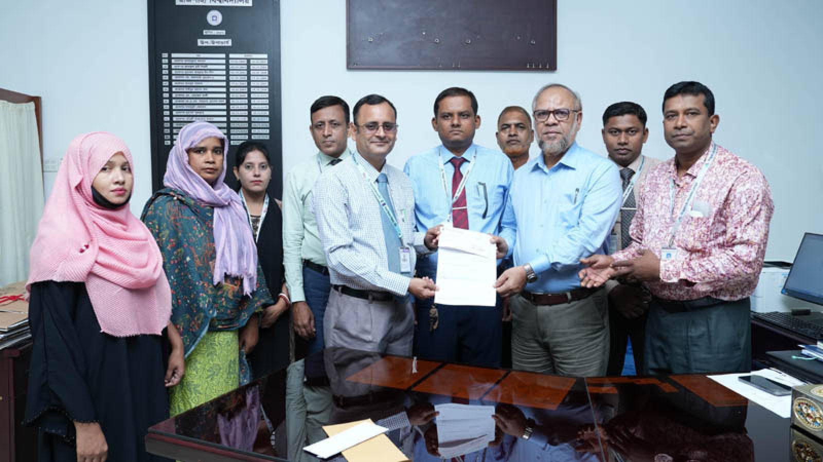রাবি কর্মকর্তার মৃত্যু বিমা দাবির চেক প্রদান