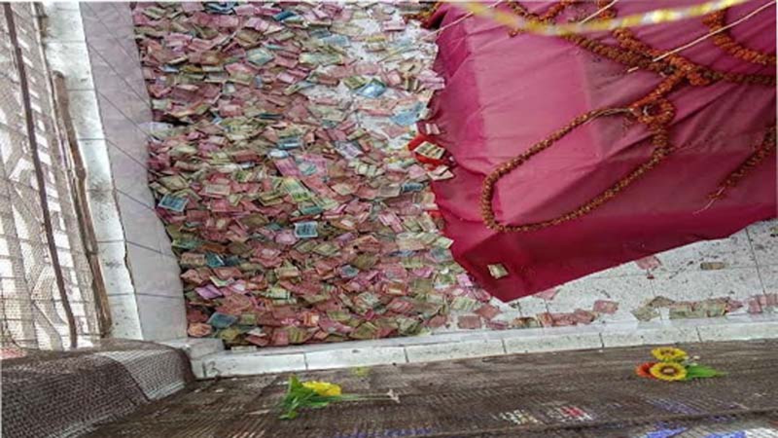 বাঘায় মাজারে টাকার স্তুপ, বৃষ্টিতে নষ্টের শঙ্কা