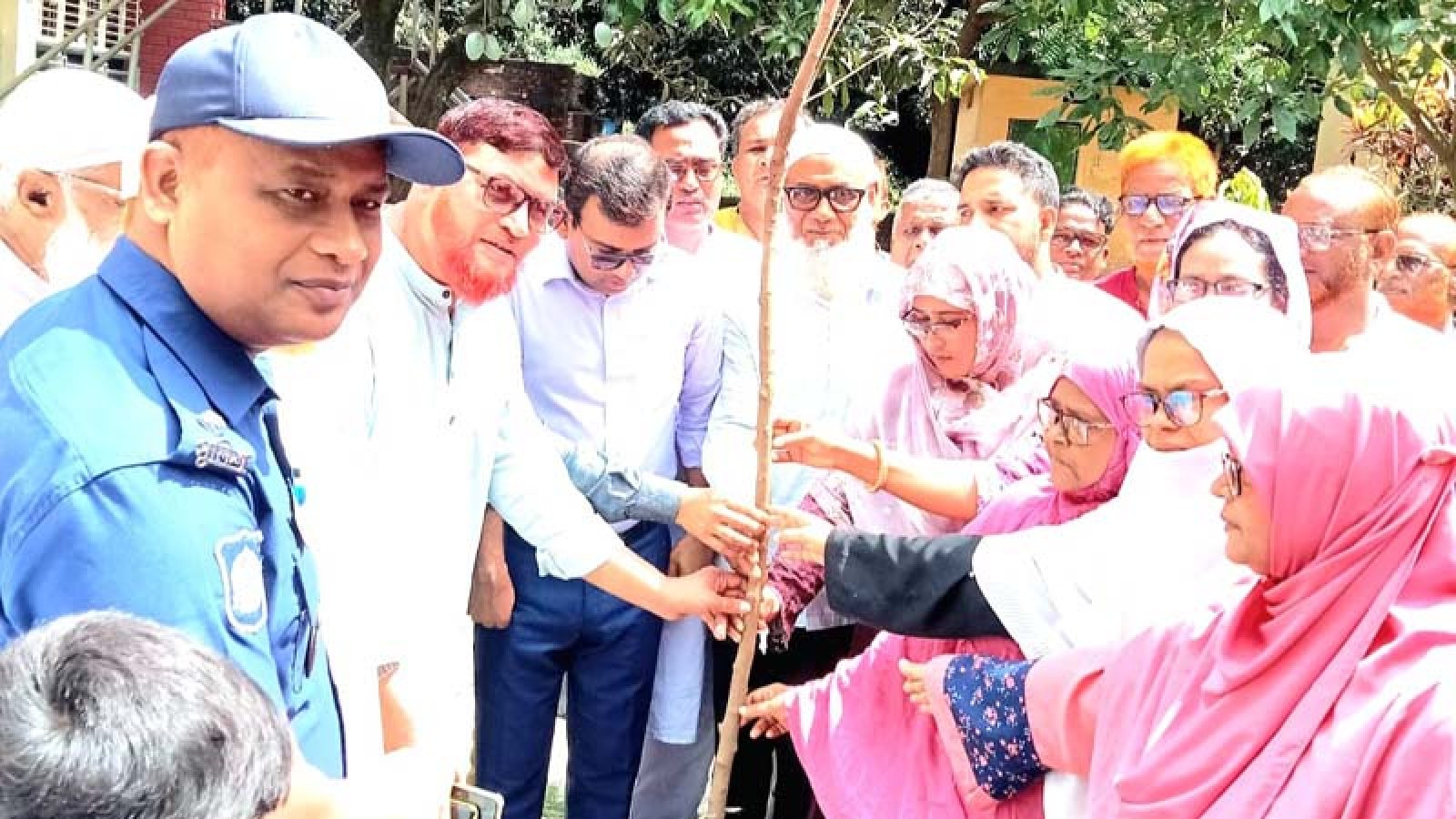গোমস্তাপুরে প্রাথমিক বিদ্যালয়ে বৃক্ষরোপণ কর্মসূচির উদ্বোধন