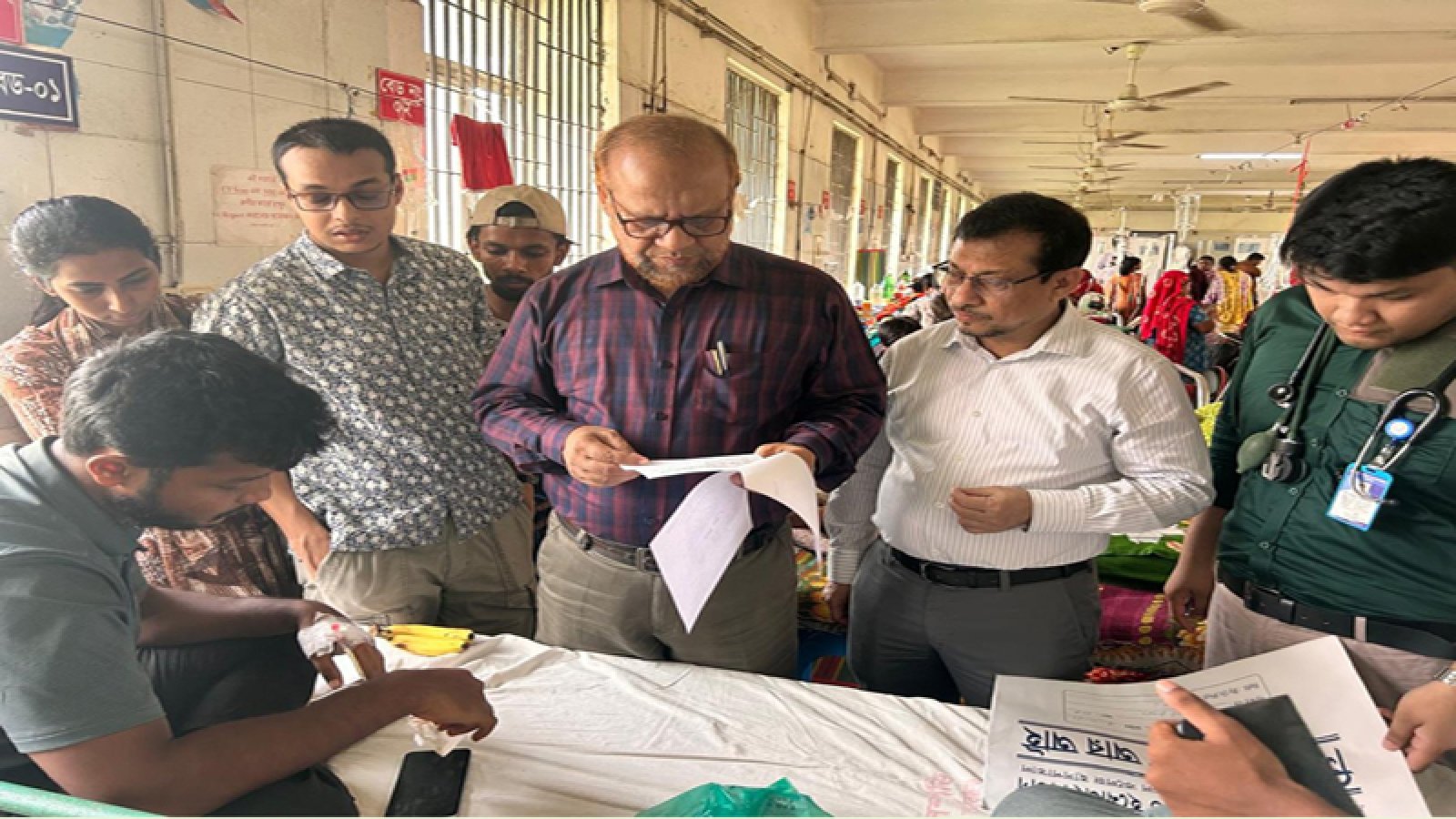 রাবির আহত সাংবাদিককে দেখতে হাসপাতালে উপ-উপাচার্যদ্বয়
