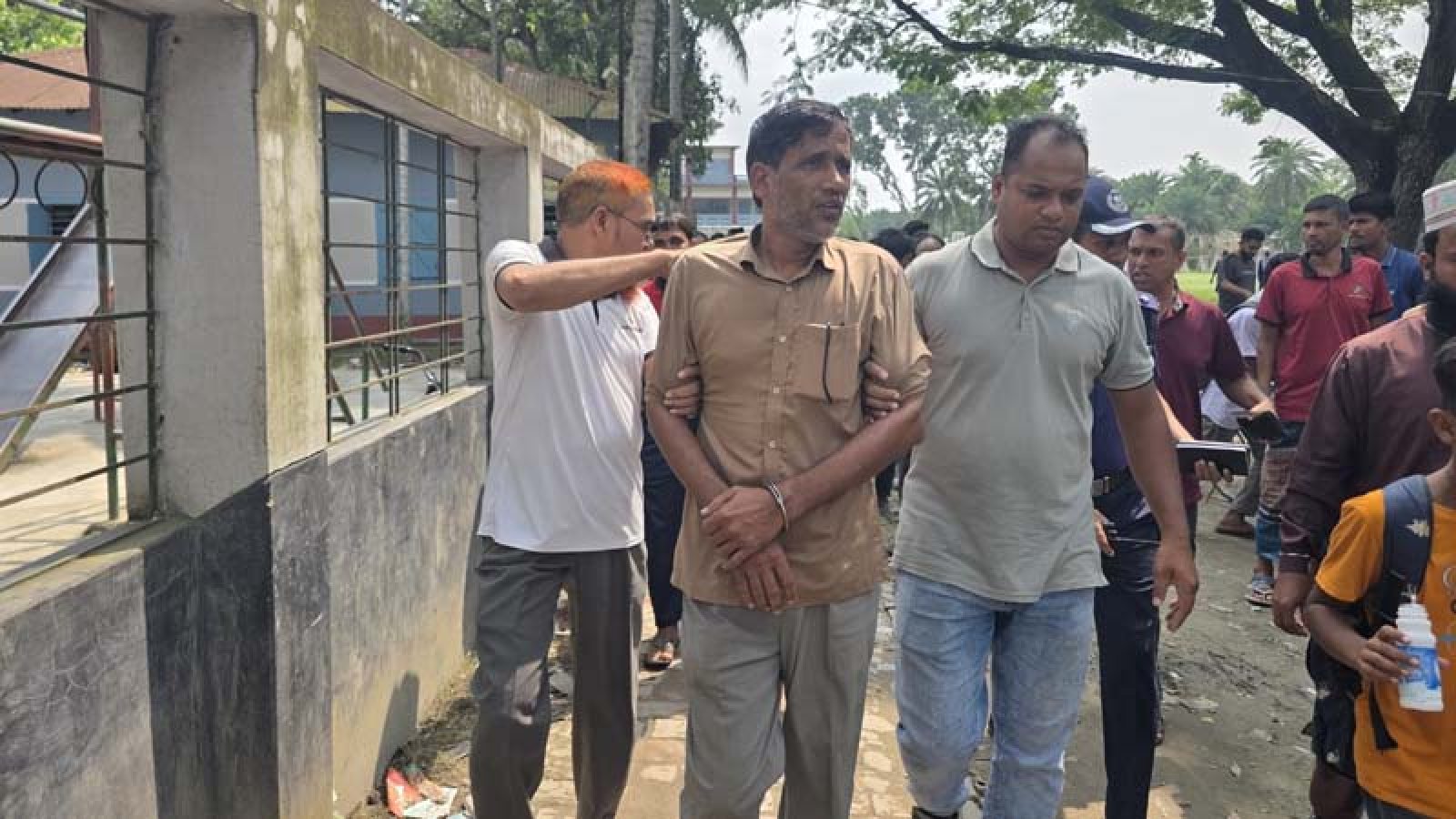 মাদ্রাসা নিয়ে কটূক্তিমুলক পোস্টের অভিযোগে স্কুলশিক্ষক আটক