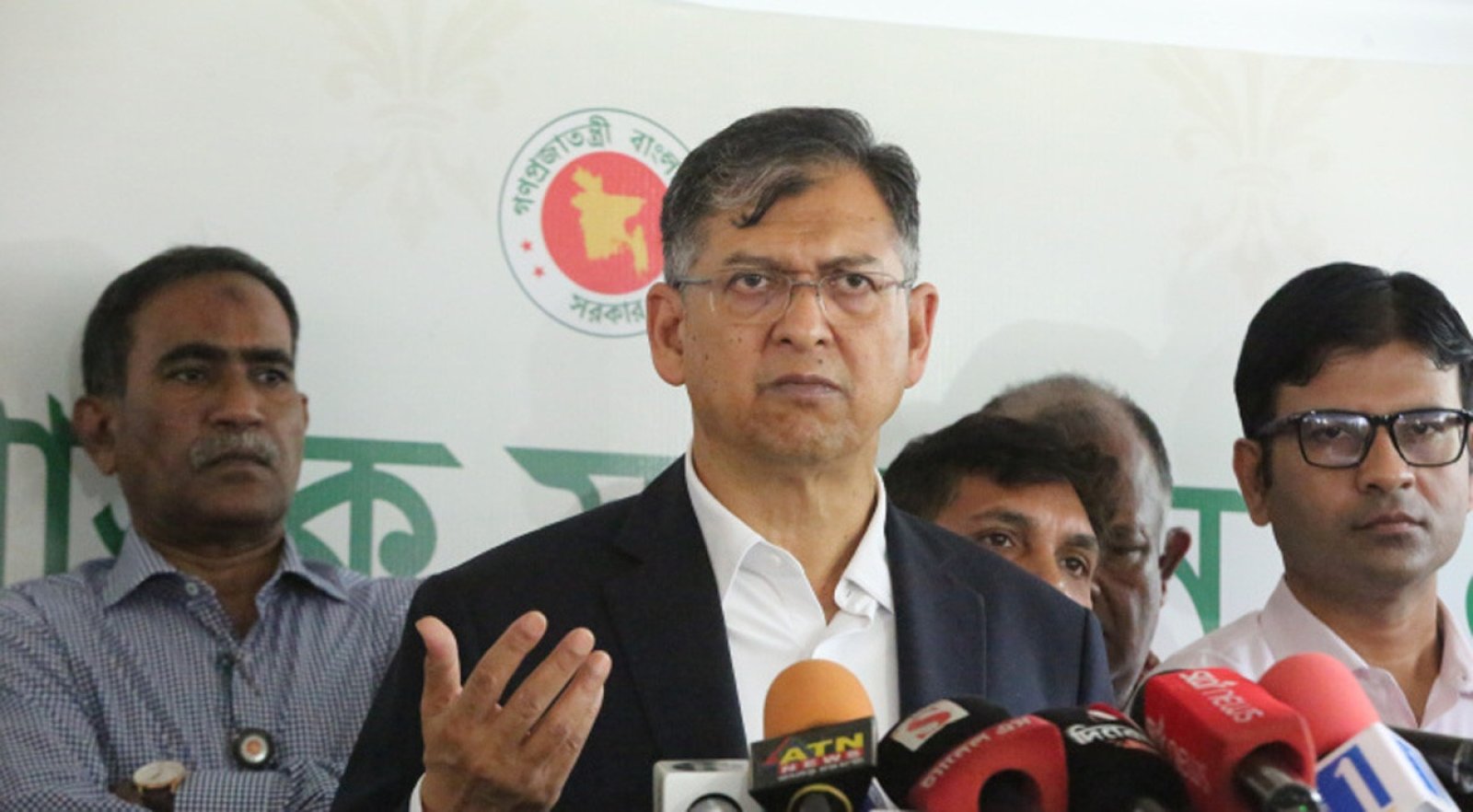 সড়ক ও রেললাইনের পাশে পশুর হাট নয়: স্বরাষ্ট্রমন্ত্রী