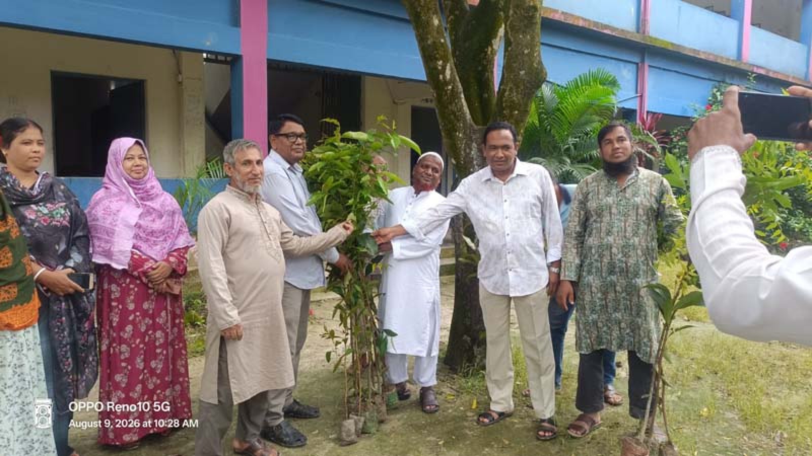 সাপাহারে বিএনপি নেতা আব্দুর রহিমের গাছের চারা বিতরণ