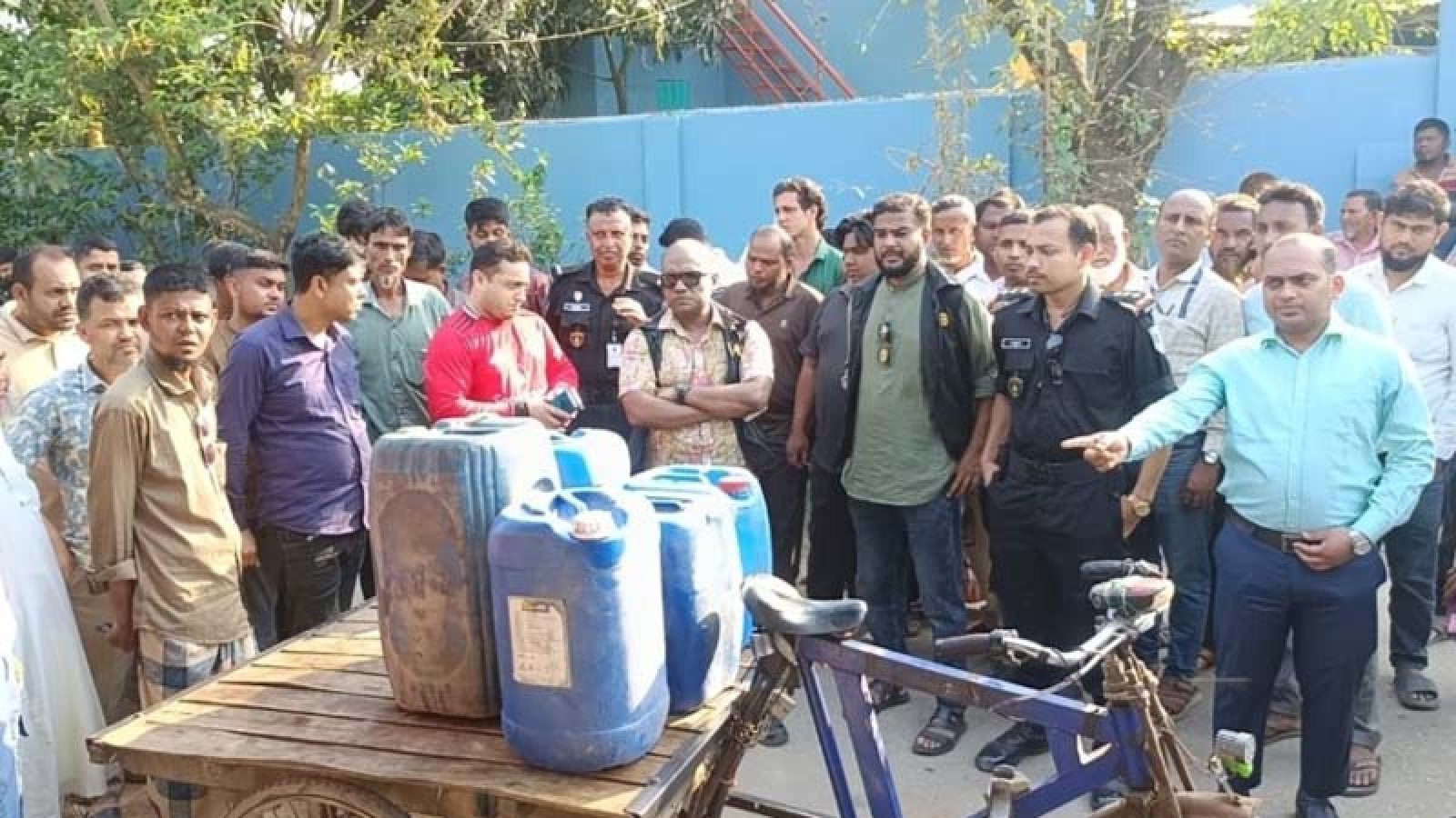 পার্বতীপুরে অবৈধ মজুতে ১২শ লিটার পেট্রোল জব্দ, গুদাম মালিককে জরিমানা