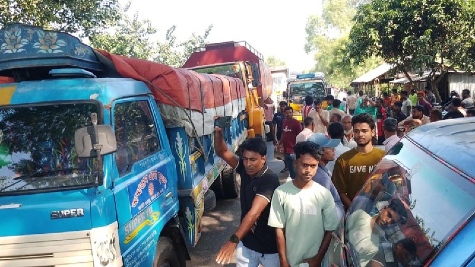 সারের দাবিতে নওগাঁ-রাজশাহী মহাসড়ক অবরোধ কৃষকদের
