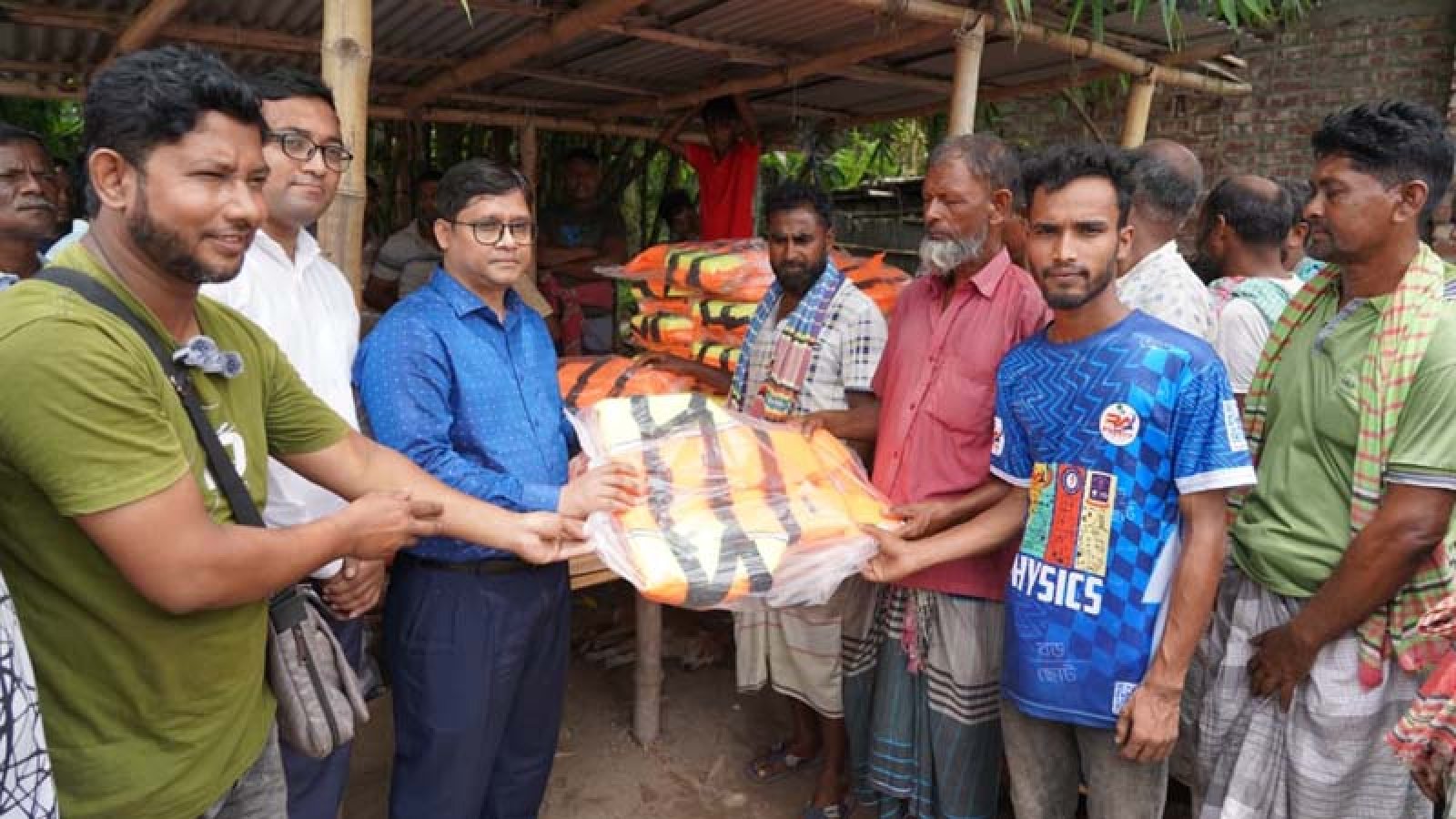 মিডিল চরে যাতায়াতকারী যাত্রীদের নিরাপত্তায় লাইফ জ্যাকেট প্রদান