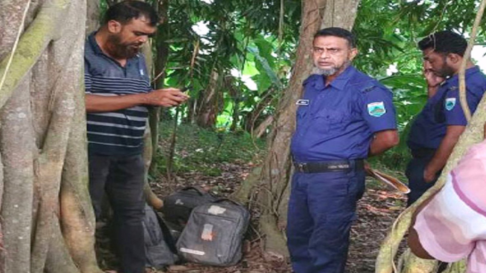 চাটমোহরে বিদ্যালয় থেকে চুরি হওয়া ১৭ ল্যাপটপ পরিত্যক্ত অবস্থায় উদ্ধার