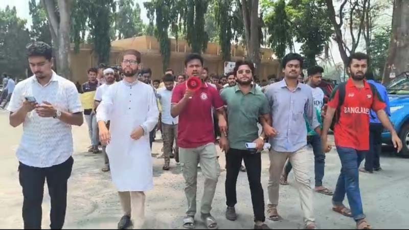 রাবিতে ছাত্রদল নেতার নেতৃত্বে ২ শিক্ষার্থীর ওপর হামলার প্রতিবাদে বিক্ষোভ