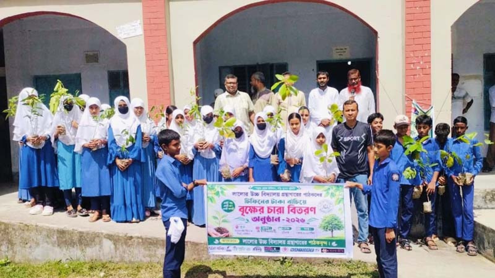 সিংড়ায় টিফিনের টাকা বাঁচিয়ে শিক্ষার্থীদের বৃক্ষচারা বিতরণ