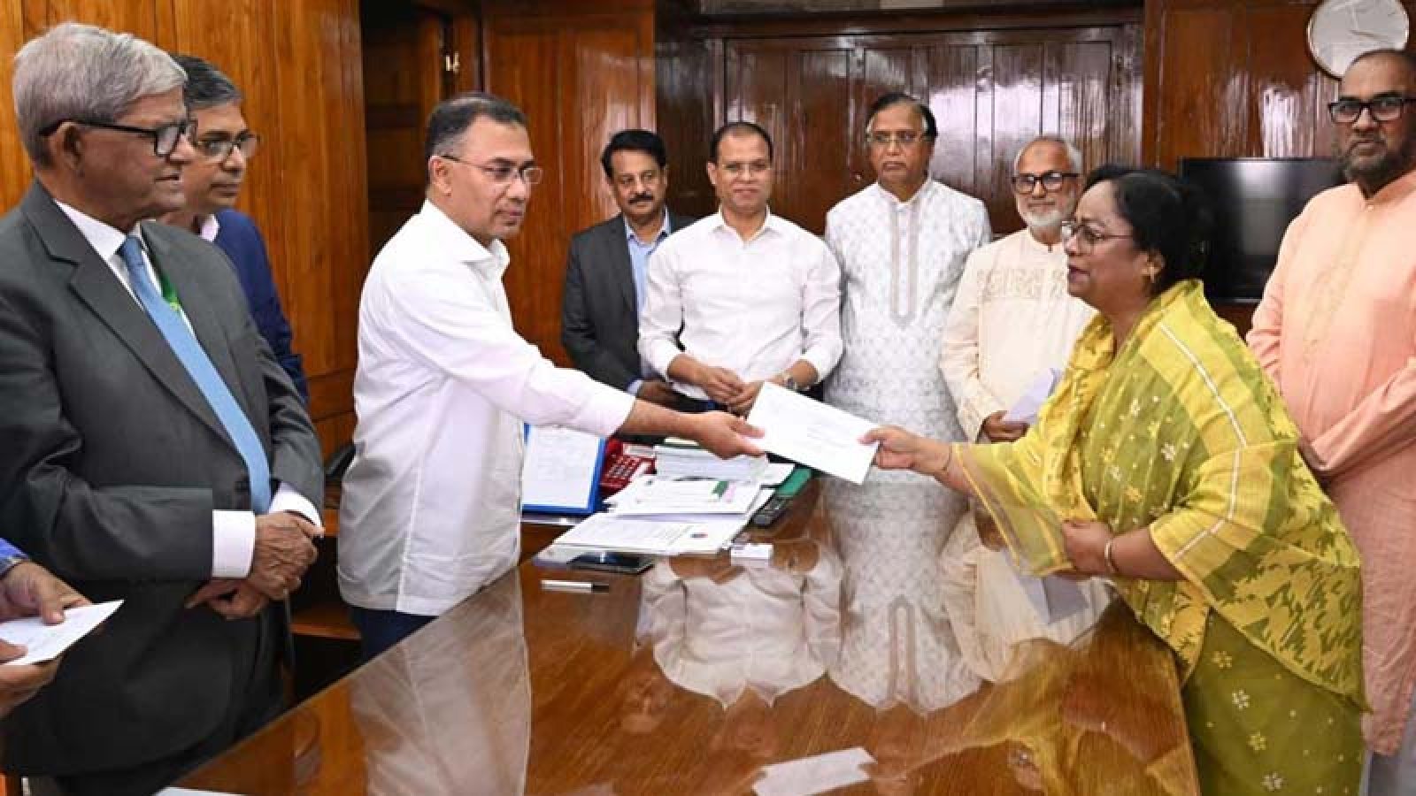 ১২ সিটির পরিচ্ছন্নতাকর্মীদের ইদ উপহার দিলেন প্রধানমন্ত্রী