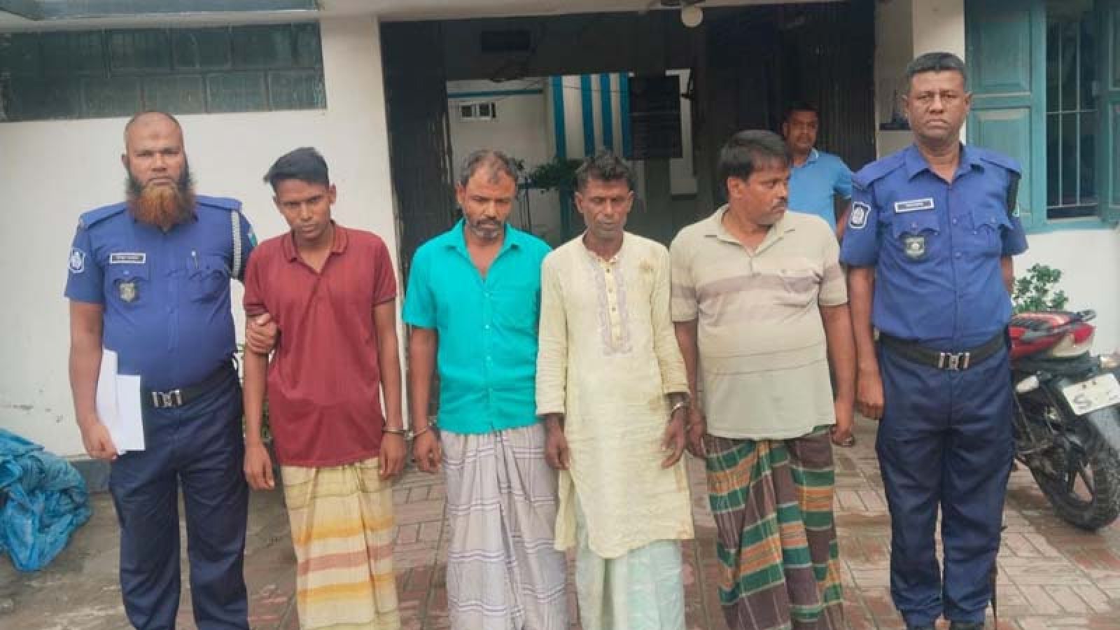 শাহজাদপুরে জুয়ার আসরে পুলিশের অভিযান, আটক ৪