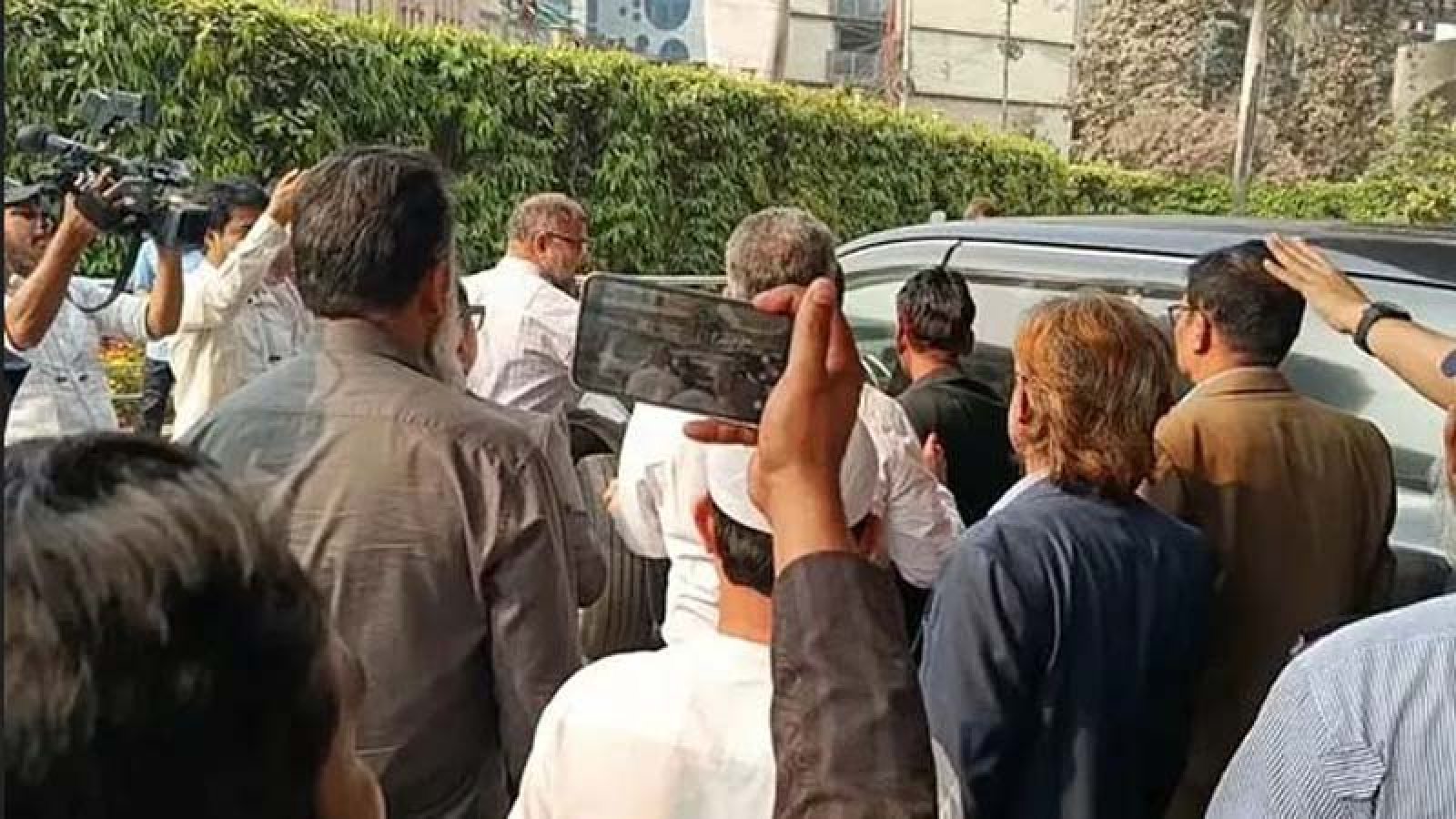 গভর্নরের উপদেষ্টা আহসান উল্লাহকে বের করে দিলেন কর্মকর্তারা