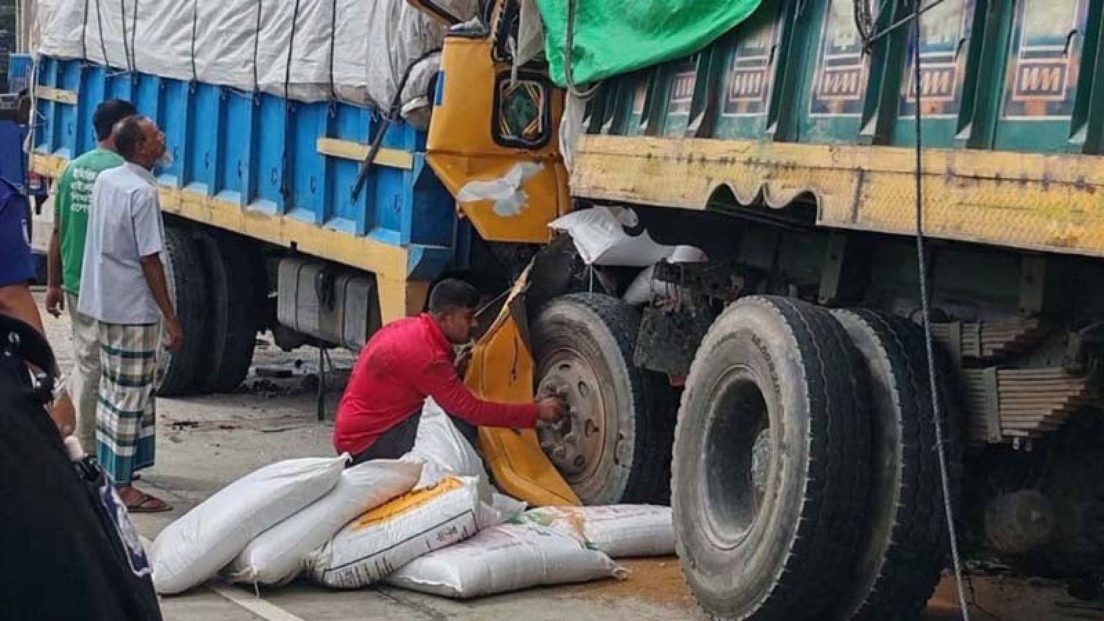 বগুড়ায় দাঁড়িয়ে থাকা ট্রাকে আরেক ট্রাকের ধাক্কায় বাবা-ছেলেসহ নিহত ৩