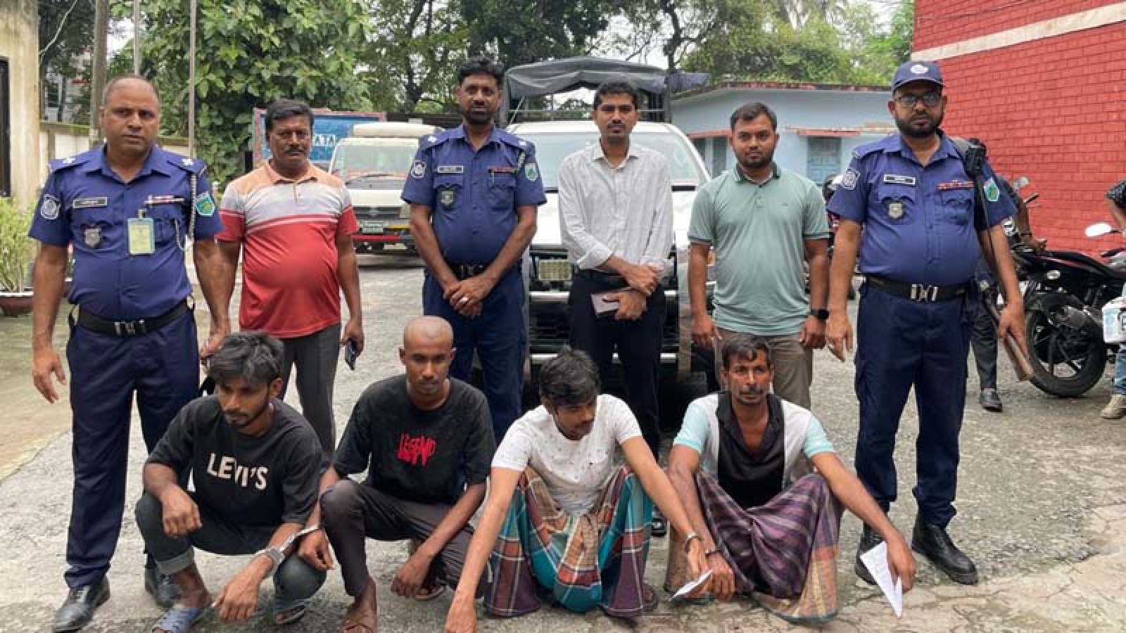 পুঠিয়ায় মাদকের বিরুদ্ধে মোবাইল কোর্ট, ৪ জনের কারাদণ্ড