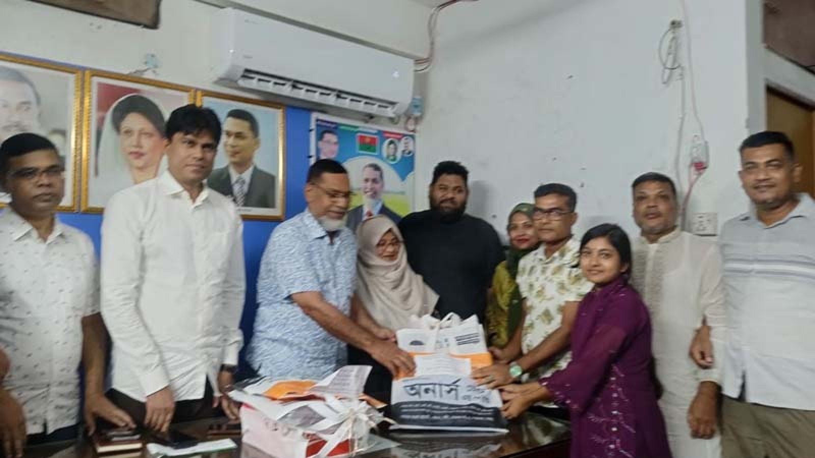 আদমদীঘিতে নজরুল বর্ষ উপলক্ষে শিশুদের হাতে এমপি মহিত-এর উপহার