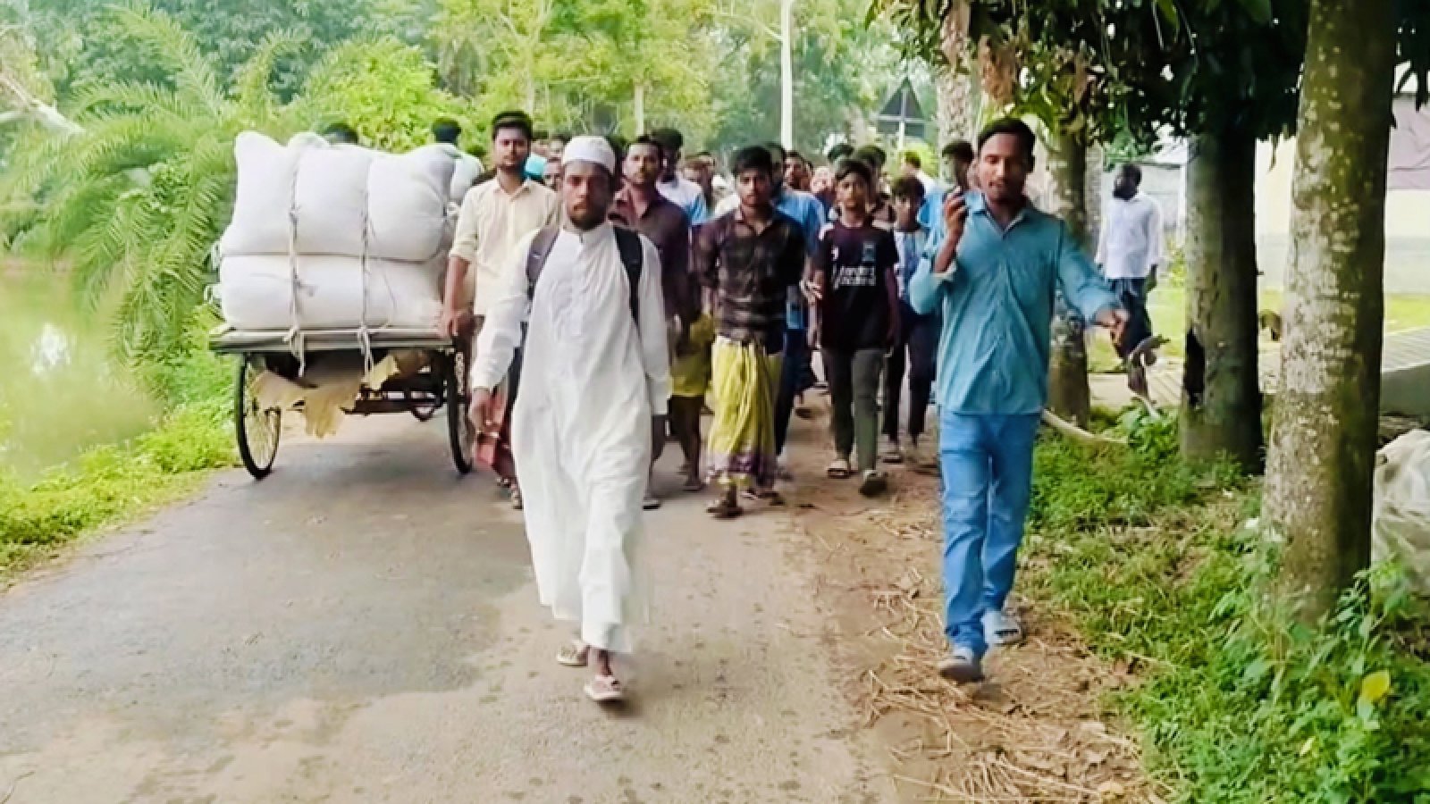 পায়ে হেঁটে হজ্জের উদ্দেশ্যে রওনা হলেন সিংড়ার দুলাল