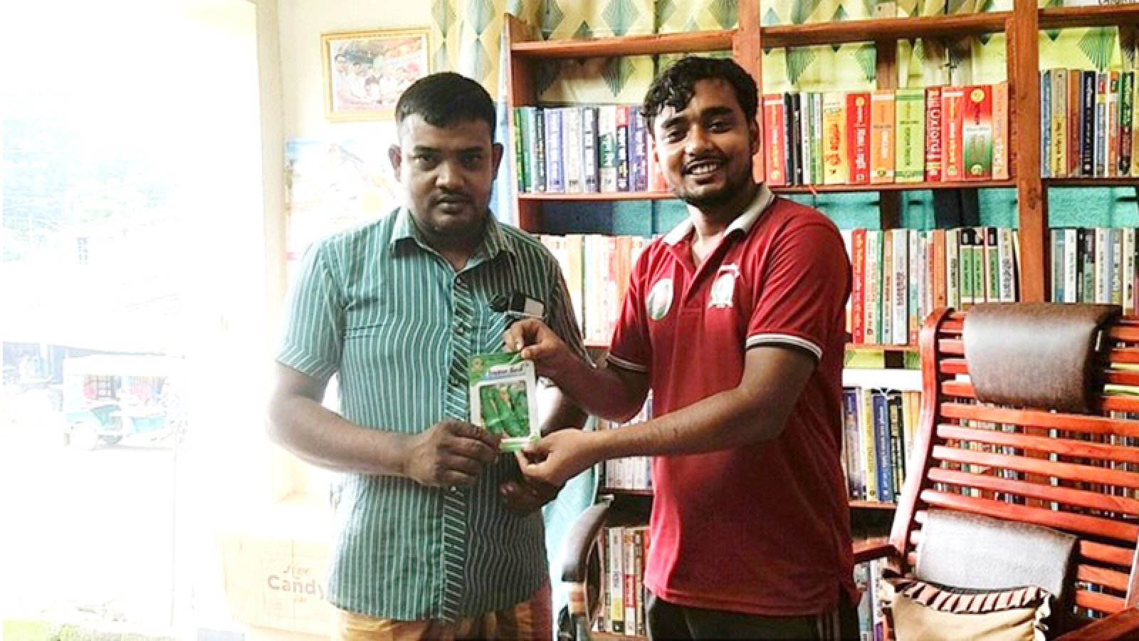 শিবগঞ্জে অর্ধ শতাধিক পরিবার পেল সবজির বীজ-হাঁসের বাচ্চা
