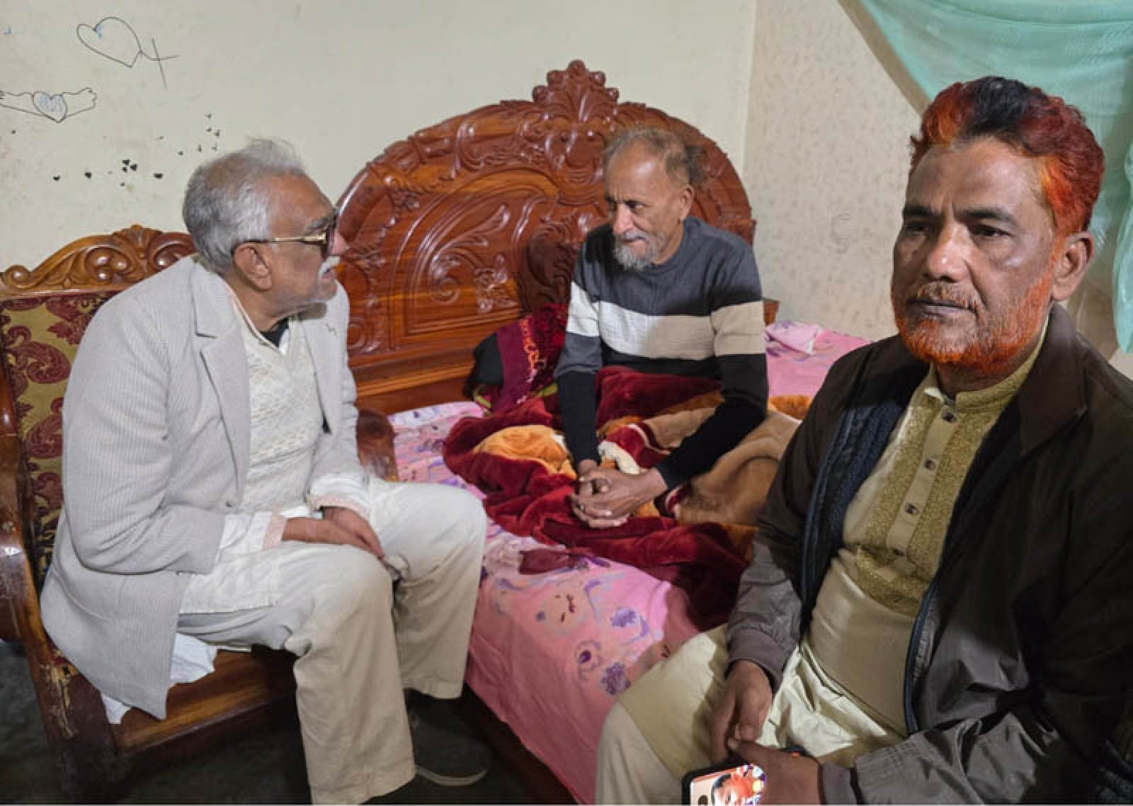 বাঘায় অসুস্থ সাংবাদিক লতিফ মিঞার বাড়িতে চাঁদ