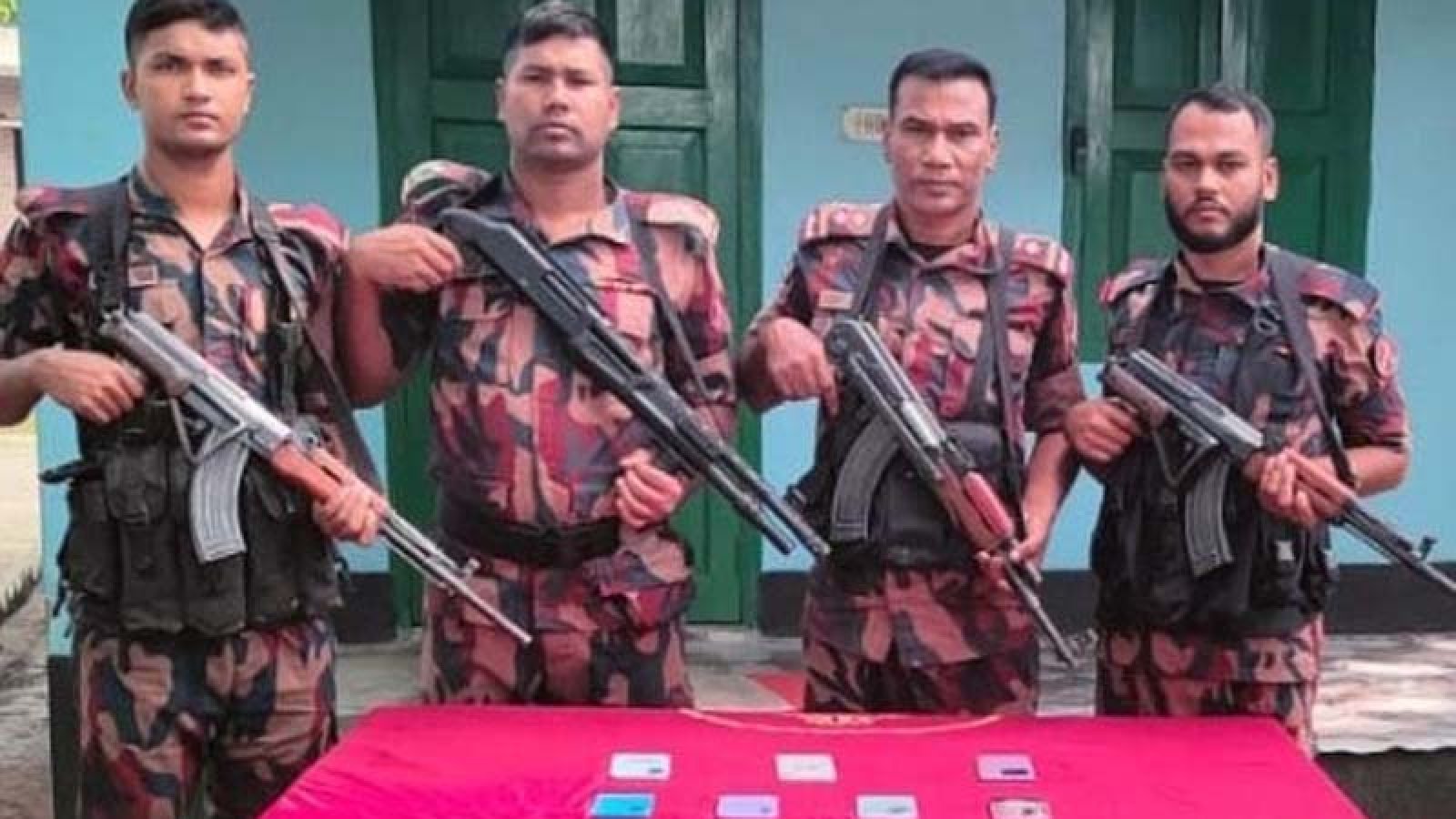 শিবগঞ্জ সীমান্তে ৭টি স্মার্ট ফোন উদ্ধার