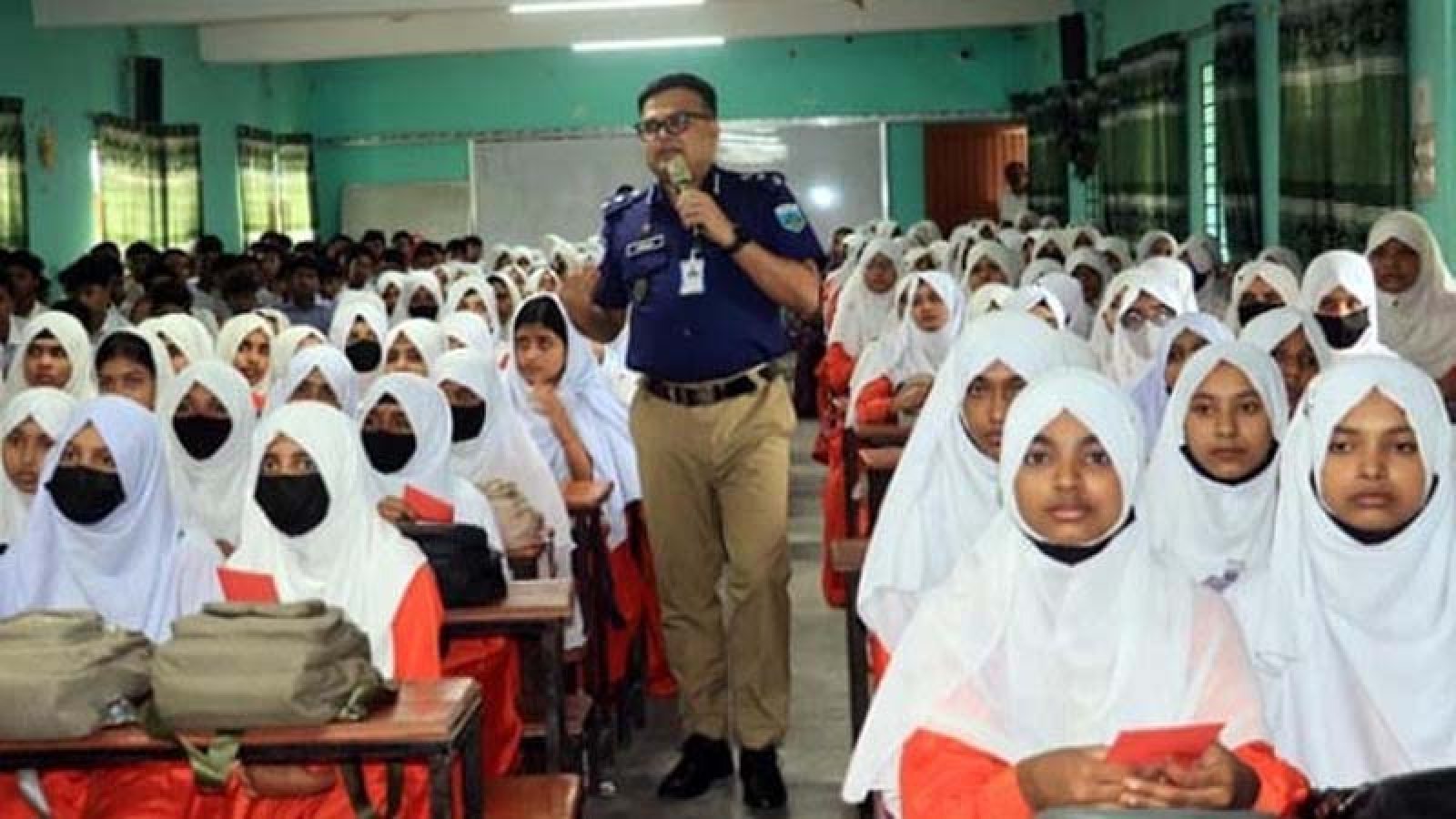 সামাজিক যোগাযোগমাধ্যমে সতর্ক থাকার আহ্বান চাঁপাইনবাবগঞ্জের পুলিশ সুপারের