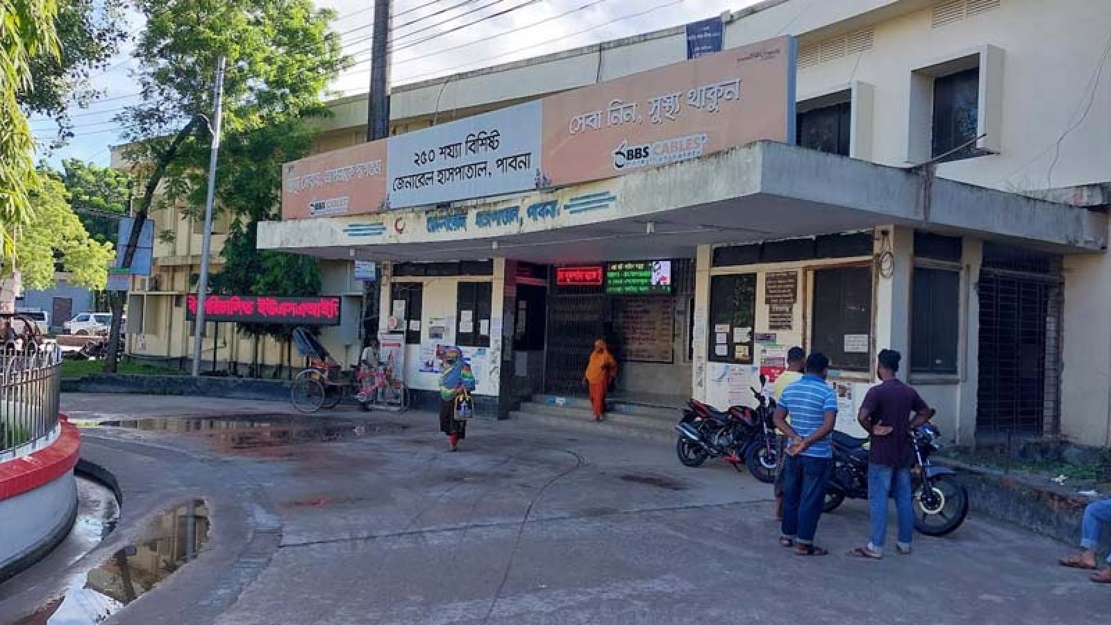 পাবনায় বেওয়ারিশ কুকুরের কামড়ে নারী-শিশুসহ আহত ১১