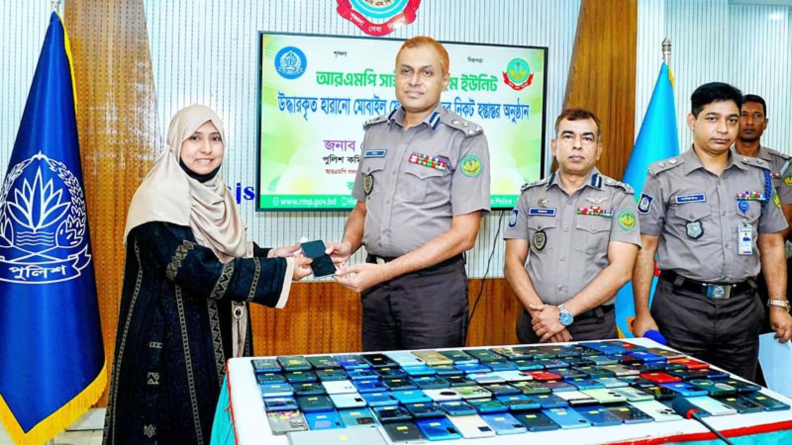 নগরীতে ১০১ জনের হাতে ফিরল হারানো মোবাইল ফোন